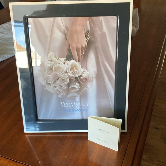 Brand new Vera Wang Wedgewood England 1759 8x10 photo stand up frame - Picture 4 of 4